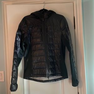 Canada Goose women’s Hybridge Lite Tech Hooded Down Coat, Waist length, Size: L.